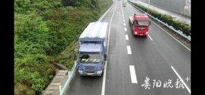 貨車在高速路上“違?！?交警“空中”取證驅(qū)離